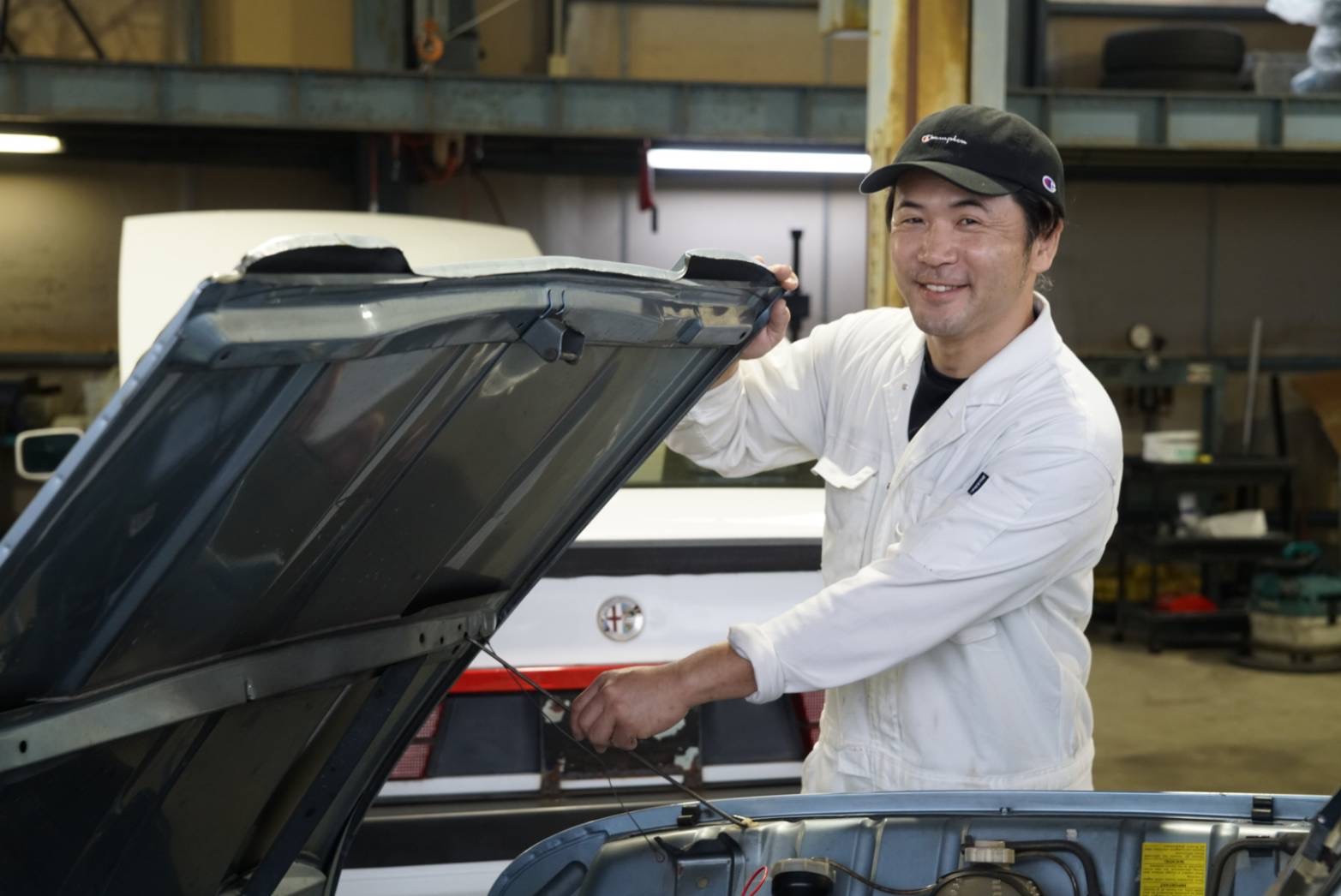 工場で車の整備に取り組む宮木